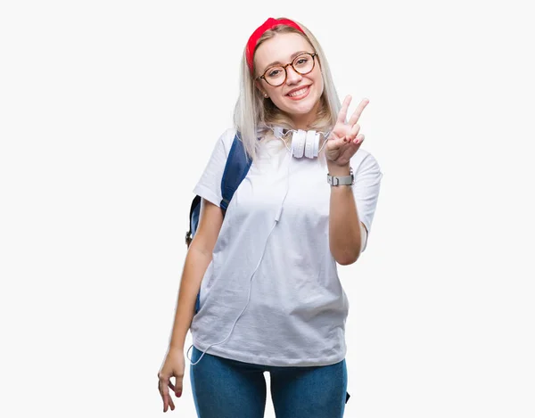 年轻的金发碧眼的学生妇女戴着眼镜和背包在孤立的背景微笑着 高兴的脸眨眼对着相机做胜利的标志 — 图库照片