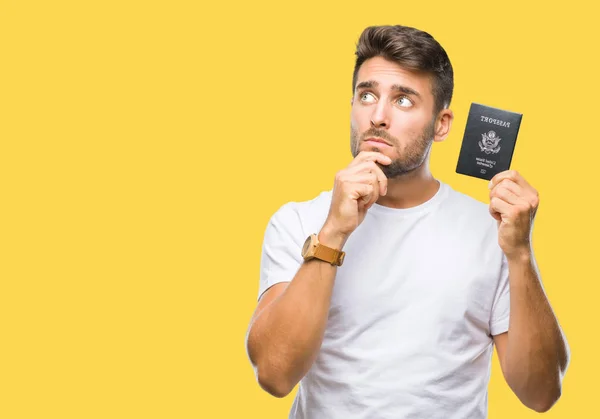 Jovem Bonito Homem Segurando Passaporte Estados Unidos Sobre Fundo Isolado — Fotografia de Stock