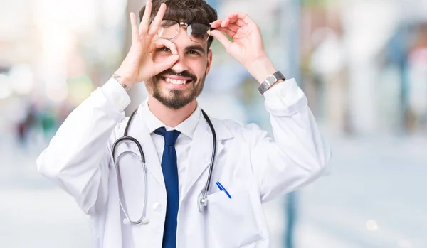 Giovane Medico Che Indossa Cappotto Dell Ospedale Sfondo Isolato Facendo — Foto Stock