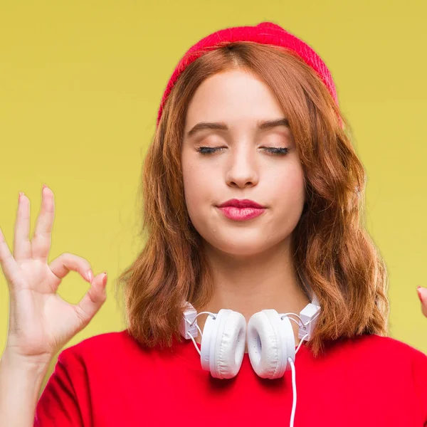 Jovem Bela Mulher Hipster Sobre Fundo Isolado Usando Fones Ouvido — Fotografia de Stock