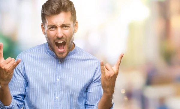 Joven Hombre Guapo Sobre Fondo Aislado Gritando Con Expresión Loca —  Fotos de Stock