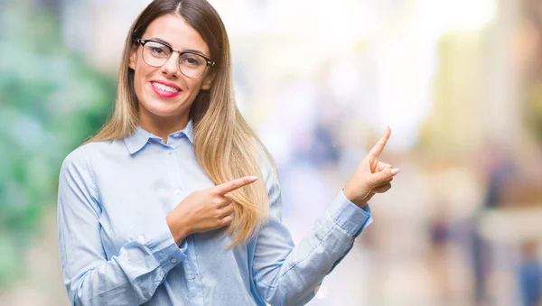 Joven Mujer Negocios Hermosa Con Gafas Sobre Fondo Aislado Sonriendo —  Fotos de Stock