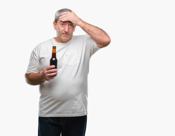 Przystojny Mężczyzna Senior Butelka Piwa Białym Tle Podkreślił Ręki Głowie — Zdjęcie stockowe