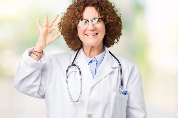Gülümseyen Izole Arka Plan Üzerinde Orta Ager Kıdemli Doktor Kadın — Stok fotoğraf