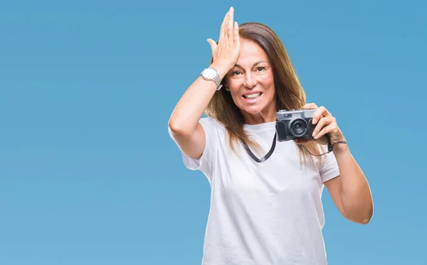 Середньовіччя Іспаномовна Жінка Фотографує Використовуючи Старовинну Фотокамеру Над Ізольованим Тлом — стокове фото