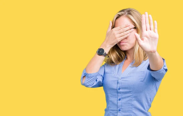 Hermosa Joven Mujer Negocios Sobre Fondo Aislado Cubriendo Los Ojos — Foto de Stock