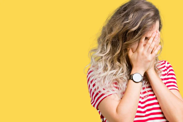 Linda Jovem Loira Sobre Fundo Isolado Com Expressão Triste Cobrindo — Fotografia de Stock