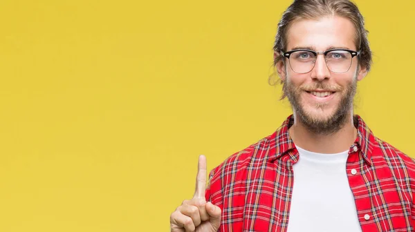 Joven Hombre Guapo Con Pelo Largo Con Gafas Sobre Fondo —  Fotos de Stock