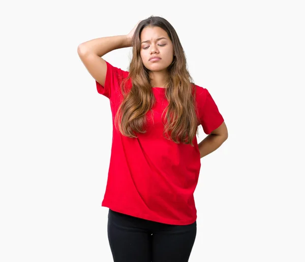 Młoda Piękna Brunetka Kobieta Noszenie Shirt Czerwony Białym Tle Mylić — Zdjęcie stockowe