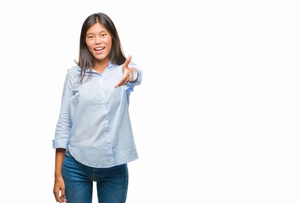 Młody Azjatycki Biznes Kobieta Białym Tle Uśmiechnięty Oferuje Przyjazny Uścisk — Zdjęcie stockowe