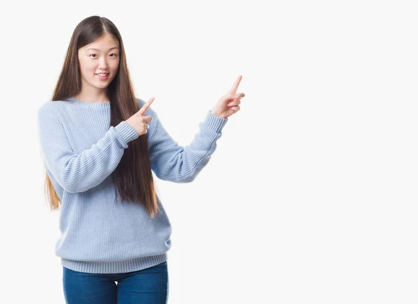 Jovem Chinesa Sobre Fundo Isolado Sorrindo Olhando Para Câmera Apontando — Fotografia de Stock