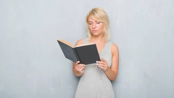 Kaukasische Erwachsene Frau Der Grauen Grunge Wand Liest Ein Buch — Stockfoto