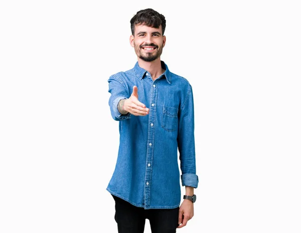 Jovem Homem Bonito Sobre Fundo Isolado Sorrindo Amigável Oferecendo Aperto — Fotografia de Stock