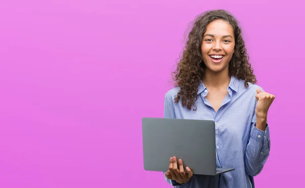 Mujer Hispana Joven Sosteniendo Computadora Portátil Gritando Orgulloso Celebrando Victoria —  Fotos de Stock