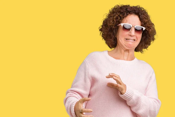 Hermosa Mujer Mediana Edad Ager Usando Suéter Rosa Gafas Sol — Foto de Stock