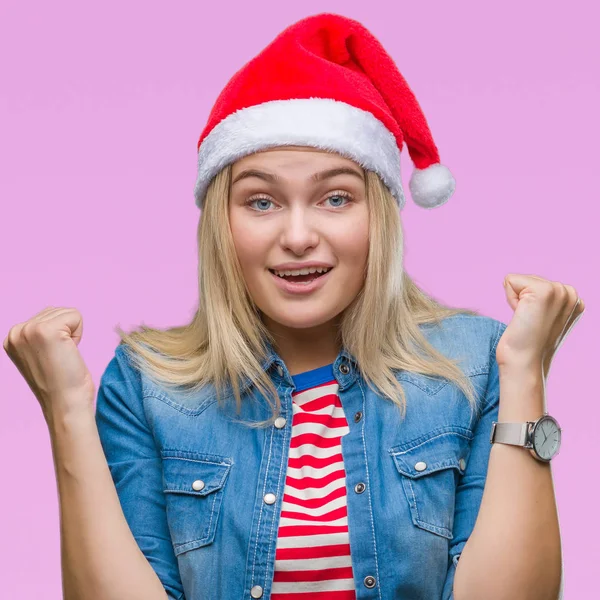 上孤立した背景を祝うクリスマスの帽子をかぶって若い白人女性驚いて腕を上げると成功のため驚くし 目を開きます 勝者の概念 — ストック写真