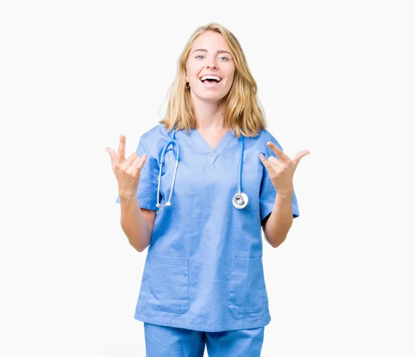 Vackra Unga Läkare Kvinna Bär Medicinsk Uniform Över Isolerade Bakgrunden — Stockfoto