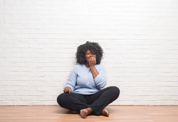 Joven Mujer Afroamericana Americana Sentada Suelo Casa Mirando Estresada Nerviosa — Foto de Stock