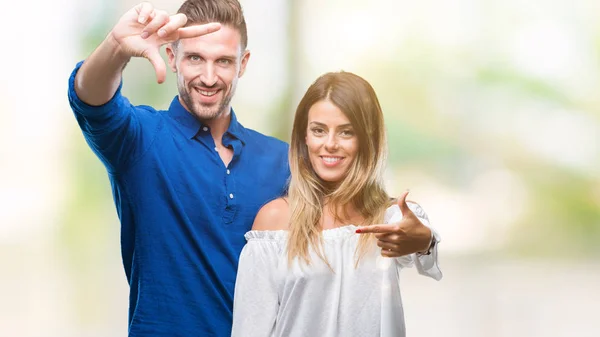 Jong Koppel Verliefd Geïsoleerde Achtergrond Glimlachend Maken Frame Met Handen — Stockfoto