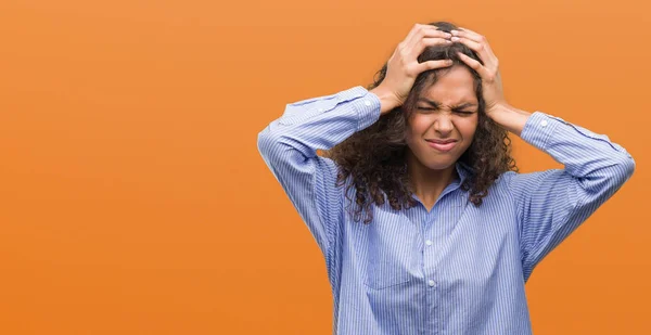 Junge Hispanische Geschäftsfrau Leidet Unter Kopfschmerzen Verzweifelt Und Gestresst Weil — Stockfoto