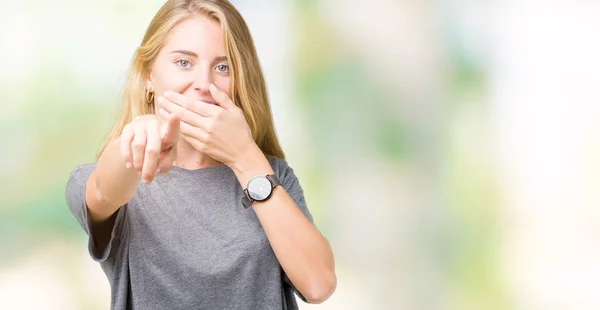 Hermosa Joven Con Una Camiseta Casual Gran Tamaño Sobre Fondo —  Fotos de Stock