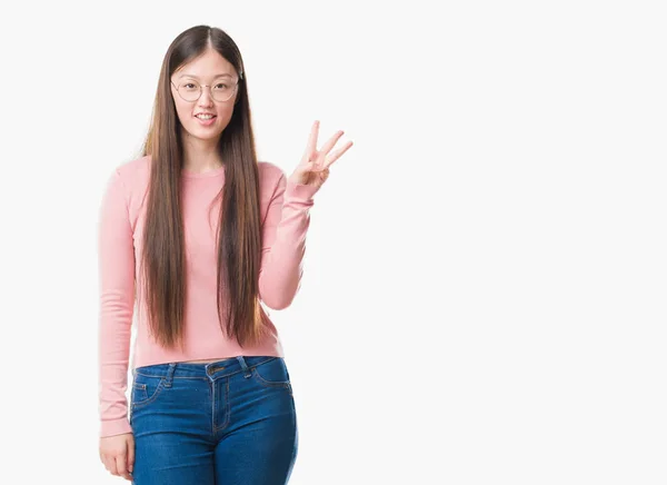 Jonge Chinese Vrouw Geïsoleerde Achtergrond Bril Tonen Omhoog Met Vingers — Stockfoto