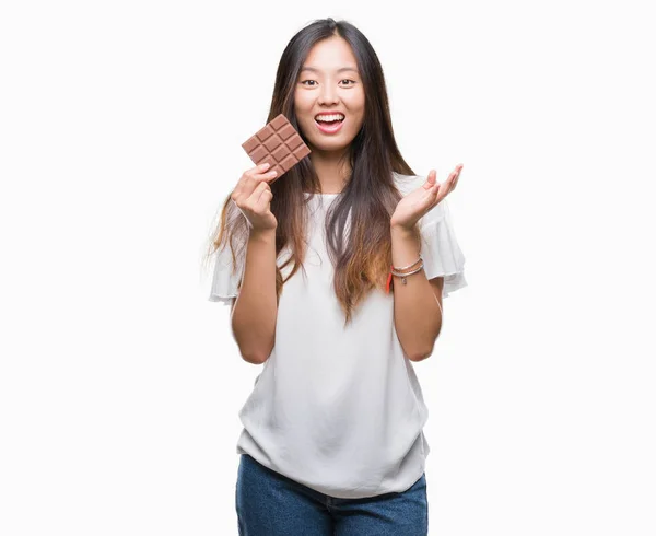 Mladá Asijská Žena Jíst Čokoládu Nad Izolované Pozadí Velmi Šťastný — Stock fotografie