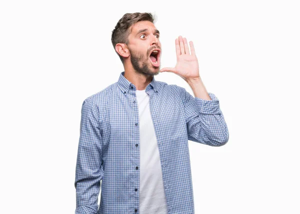 Joven Hombre Guapo Con Camiseta Blanca Sobre Fondo Aislado Gritando —  Fotos de Stock