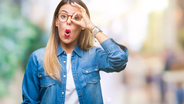 Junge Schöne Frau Mit Brille Über Isoliertem Hintergrund Die Geste — Stockfoto