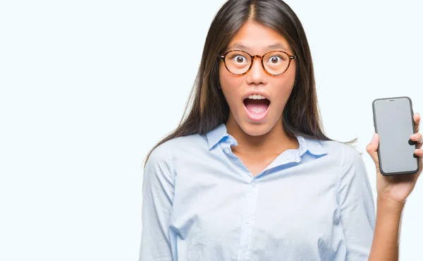 Young Asian Woman Showing Smartphone Blank Screen Isolated Background Scared — Stock Photo, Image