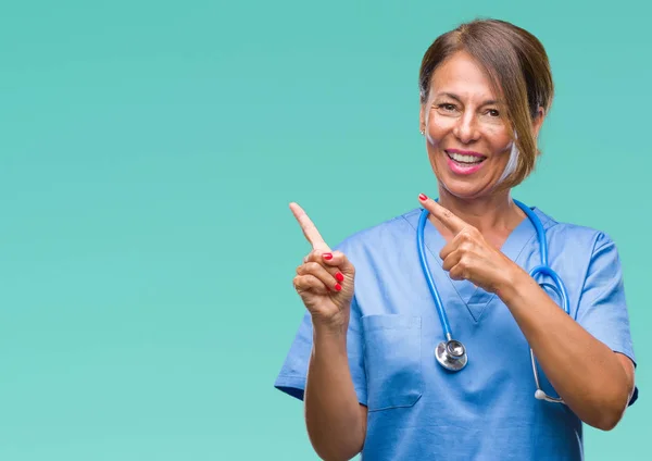 Medelåldern Ledande Sjuksköterska Läkare Kvinna Över Isolerade Bakgrund Leende Och — Stockfoto