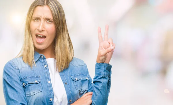 Joven Mujer Hermosa Sobre Fondo Aislado Sonriendo Con Cara Feliz — Foto de Stock