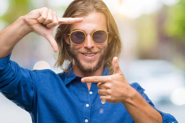 Junger Gutaussehender Mann Mit Langen Haaren Sonnenbrille Über Isoliertem Hintergrund — Stockfoto