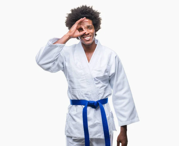 Afro Amerikansk Man Bär Karate Kimono Över Isolerade Bakgrund Gör — Stockfoto