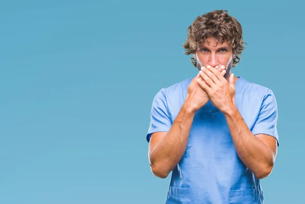 Przystojny Hiszpanin Chirurg Lekarz Mężczyzna Białym Tle Szoku Obejmujące Usta — Zdjęcie stockowe