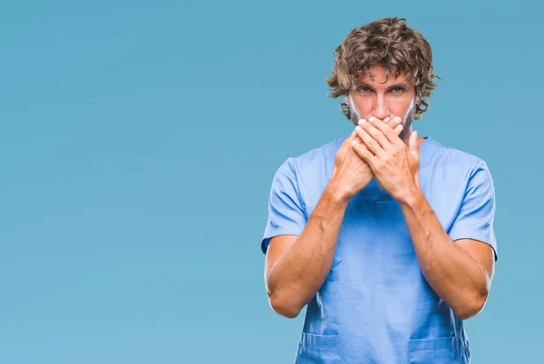 Bonito Cirurgião Hispânico Homem Médico Sobre Fundo Isolado Chocou Cobrindo — Fotografia de Stock