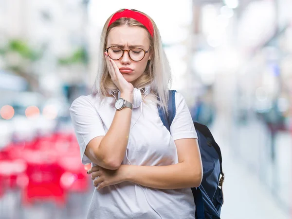 Giovane Studentessa Bionda Indossa Occhiali Zaino Sfondo Isolato Pensando Cercando — Foto Stock