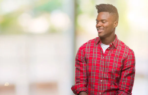 年轻的非洲裔美国人在与世隔绝的背景下 脸上带着微笑 自然的表情 笑的自信 — 图库照片