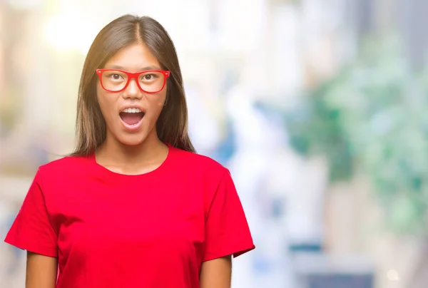 Joven Asiático Mujer Usando Gafas Sobre Aislado Fondo Miedo Shocked —  Fotos de Stock