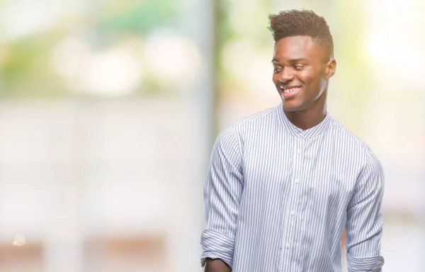 Unga Afroamerikanska Mannen Över Isolerade Bakgrund Tittar Bort Till Sida — Stockfoto