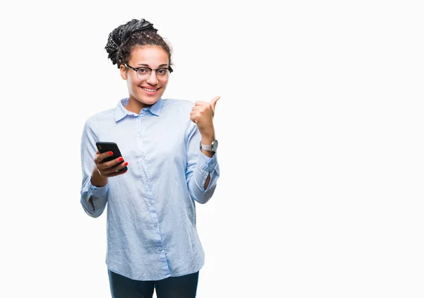Jonge Gevlochten Haar Afrikaanse Amerikaanse Bedrijfsleven Meisje Met Smartphone Geïsoleerde — Stockfoto