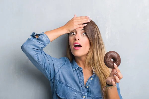 Mujer Adulta Joven Sobre Pared Grunge Gris Comiendo Donut Chocolate —  Fotos de Stock