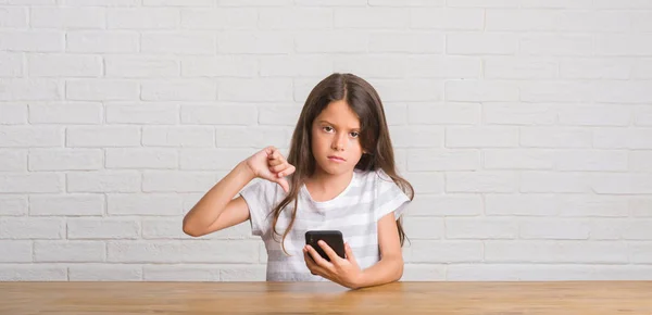 Jonge Latino Jongen Zittend Tafel Met Behulp Van Smartphone Met — Stockfoto