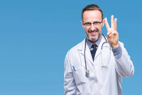 医療制服分離背景表示と指で上向きを着て中年先輩の白髪医師男性番号自信を持って 幸せな笑みを浮かべている間 — ストック写真