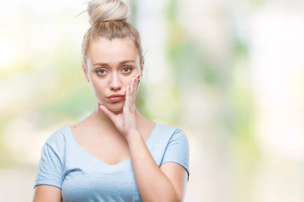 Mujer Rubia Joven Sobre Fondo Aislado Pensando Que Cansado Aburrido — Foto de Stock