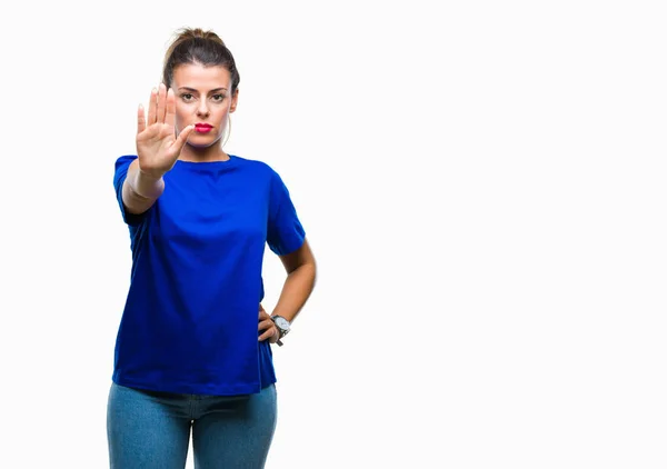 年轻美丽的妇女穿着休闲蓝色 T恤在孤立的背景做停止唱与手掌的手 脸上带有消极和严肃手势的警告表达 — 图库照片