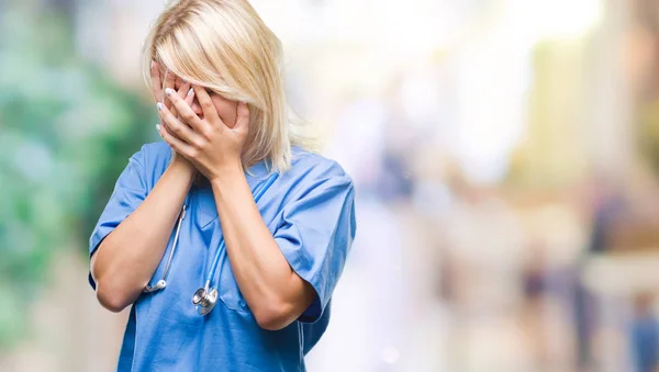 Jovem Bela Mulher Médica Loira Vestindo Uniforme Médico Sobre Fundo — Fotografia de Stock