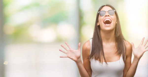 Giovane Bella Ispanico Indossare Occhiali Sole Che Celebrano Pazzo Stupito — Foto Stock