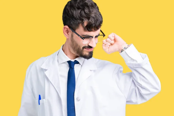 Jeune Scientifique Professionnel Homme Vêtu Manteau Blanc Sur Fond Isolé — Photo