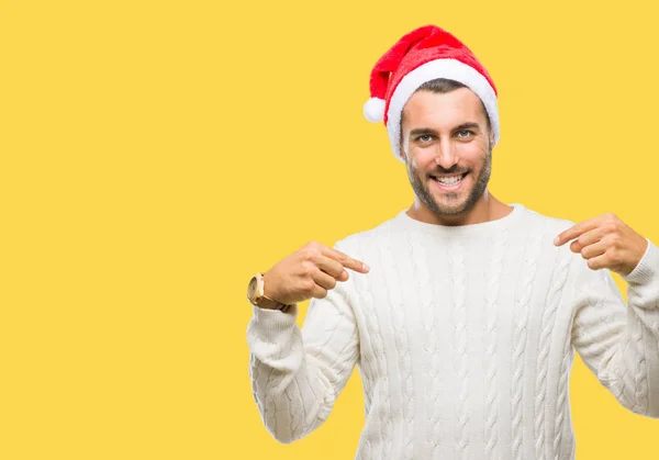 Mladý Pohledný Muž Nosí Santa Claus Klobouk Izolované Pozadí Sebevědomým — Stock fotografie
